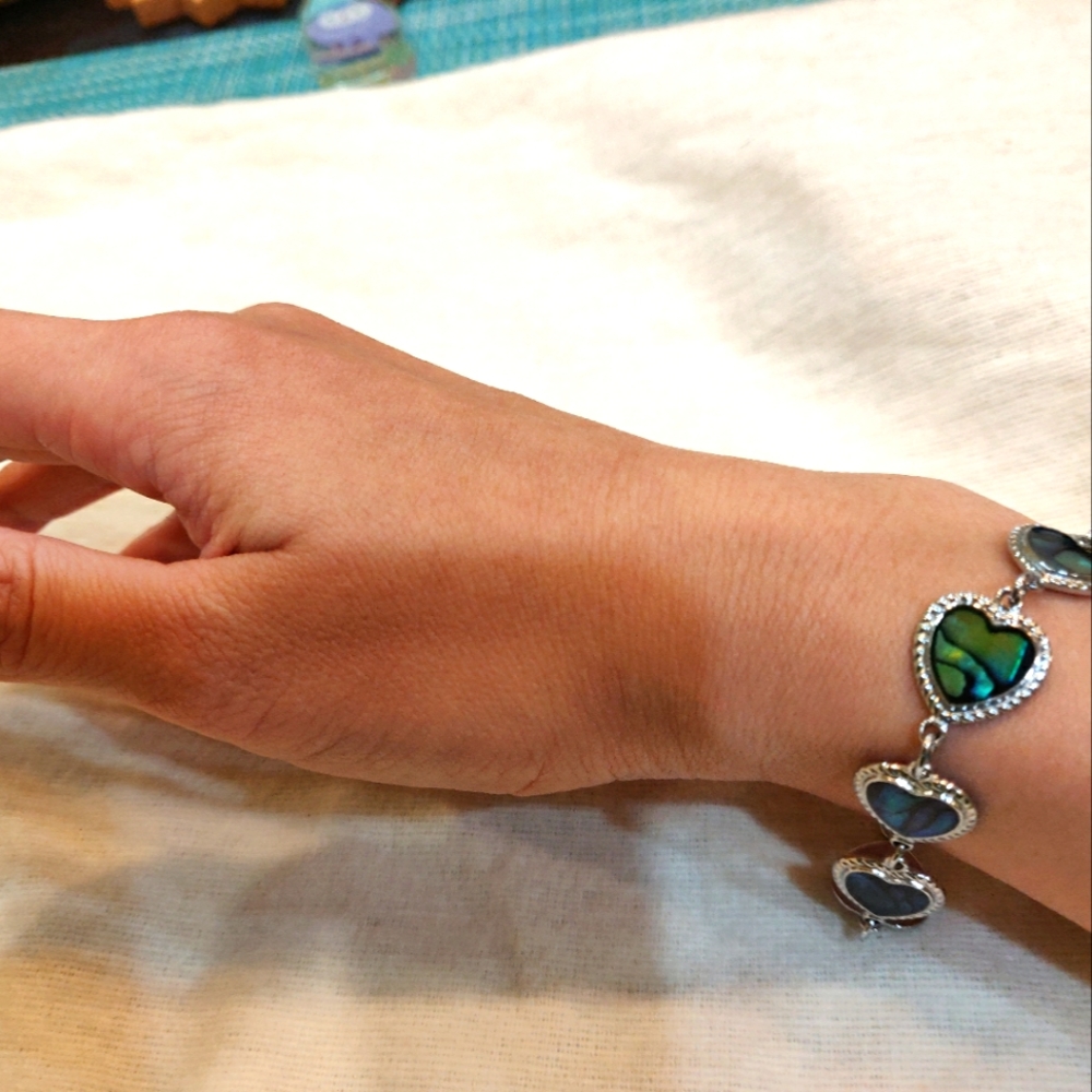 New. Heart shape Sea shell bracelet.